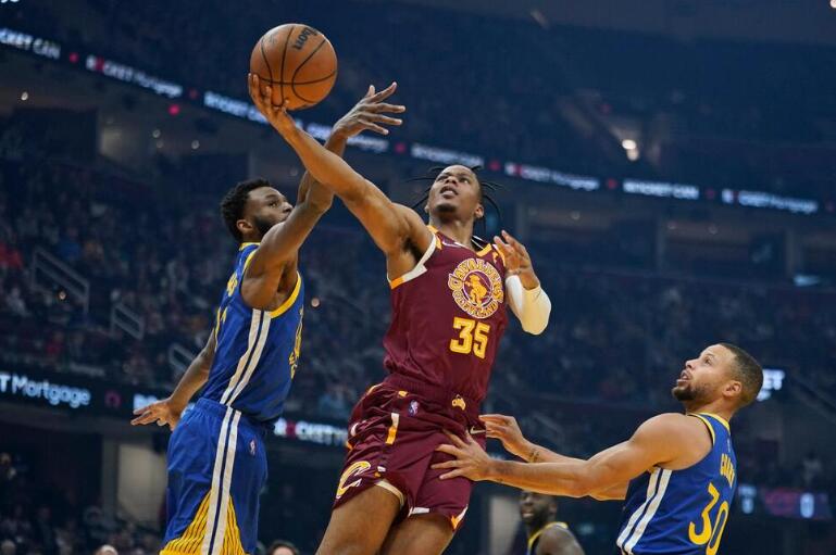 Curry Scores 20 of 40 Points in 4th, Warriors Beat Cavs