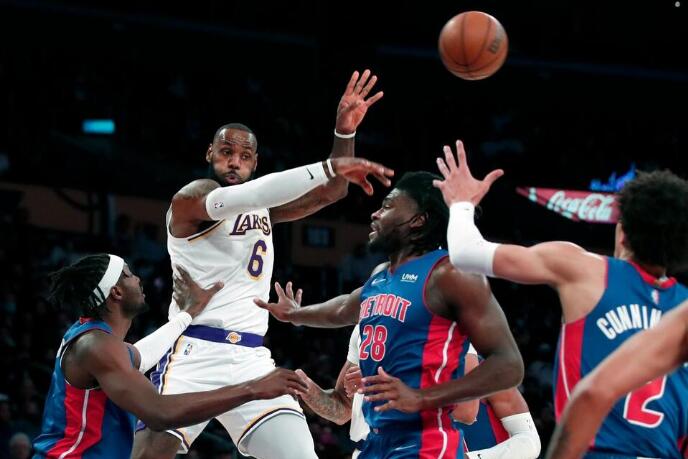 LeBron Has 33 Points, Lakers Beat Pistons in Calm Rematch