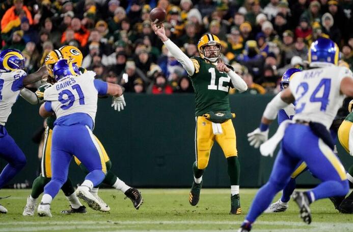 Toe Injury Can’t Stop Rodgers as Packers Defeat Rams 36-28