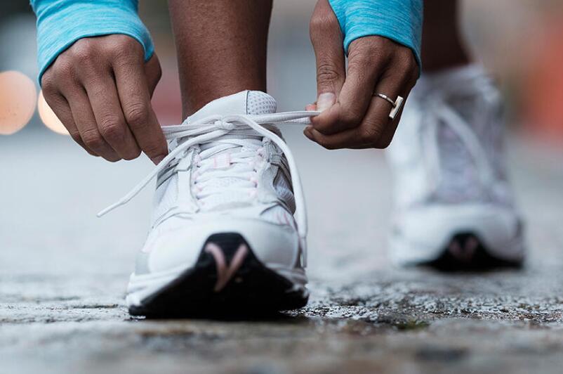 These Are the Best Walking Shoes To Wear if You Have Plantar Fasciitis, According to a Podiatrist