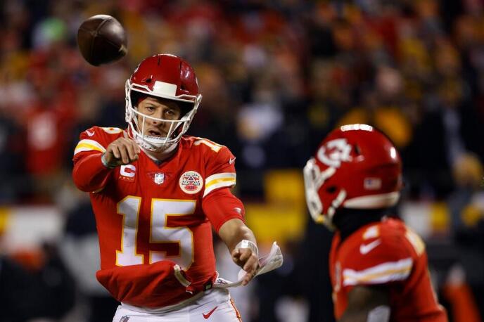 Mahomes Leads Chiefs to 42-21 Wild-Card Romp Over Steelers