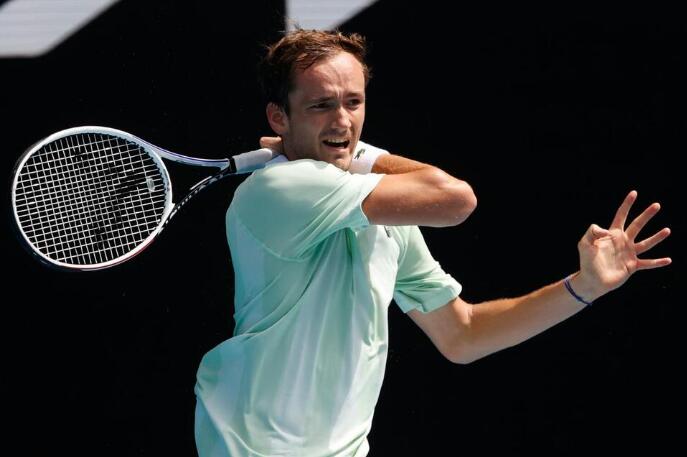 Medvedev Advances, Fernandez Out in 1st Round in Australia