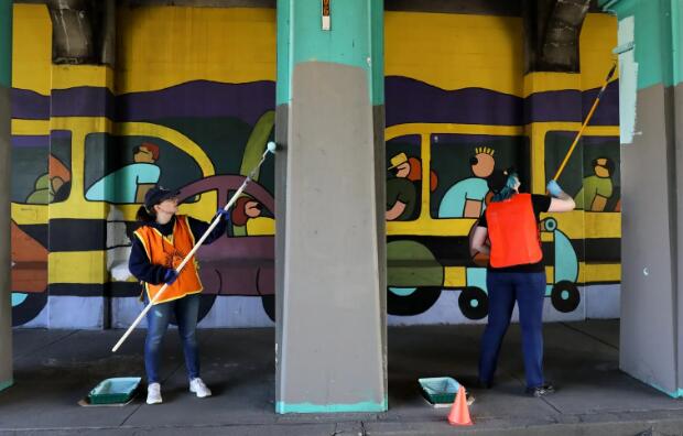 With closed-toe shoes, 4,000 volunteers clean up in One Seattle Day of Service