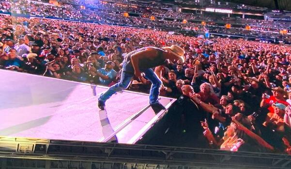 Kenny Chesney starts summer early at AT&T Stadium with No Shoes Nation, Dak Prescott