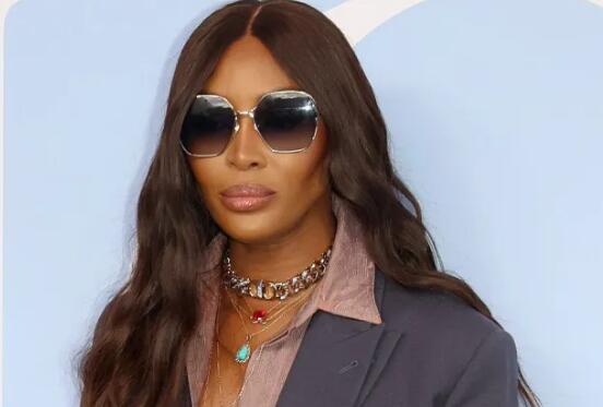 Naomi Campbell Channels ’70s Glam With Chic Suiting and Brown Peep-Toe Mules at Dior Men’s Show in Paris