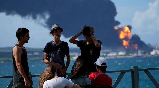 Firefighters battle big blaze at Cuba tank farm for 2nd day