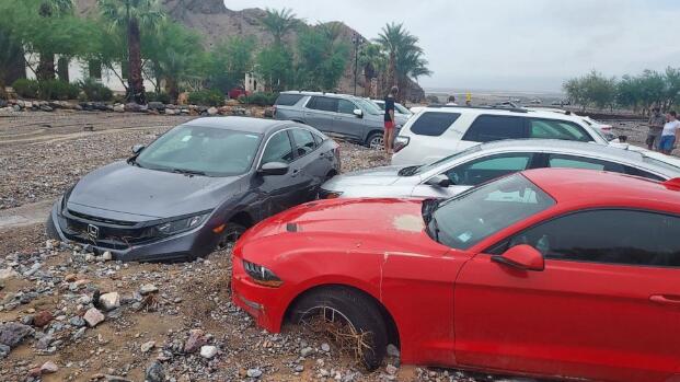 Hundreds stranded in Death Valley National Park amid flooding