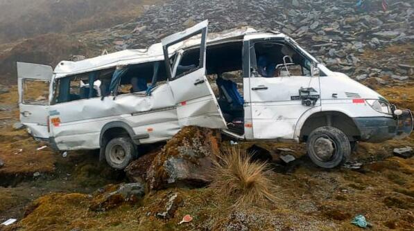 Tourist minibus plunges off cliff in Peru killing 4, injuring 16 others