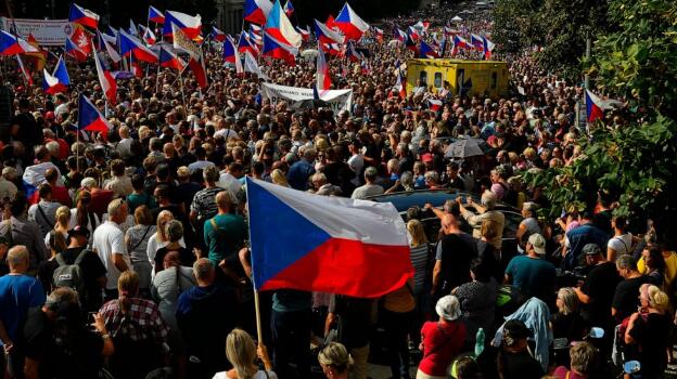 Tens of thousands protest against Czech government