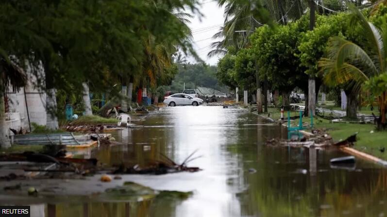 Hurricane Roslyn batters Mexico’s Pacific coast