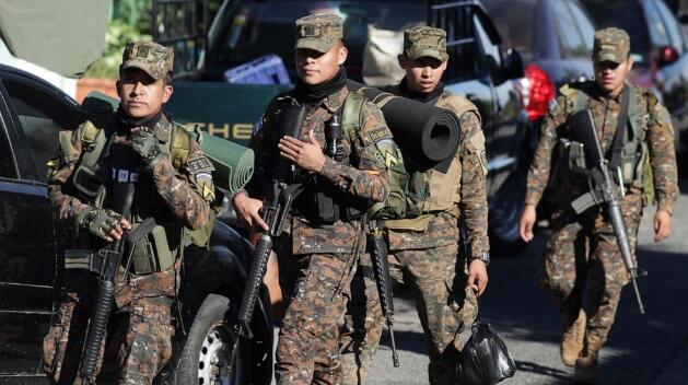 El Salvador sends 10,000 police, soldiers to seal off town