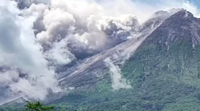 Indonesia’s Merapi volcano spews hot clouds in new eruption