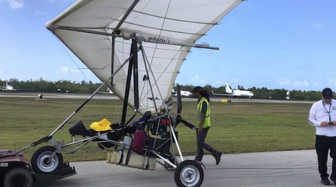 Two Cuban migrants fly into Florida on motorised hang glider