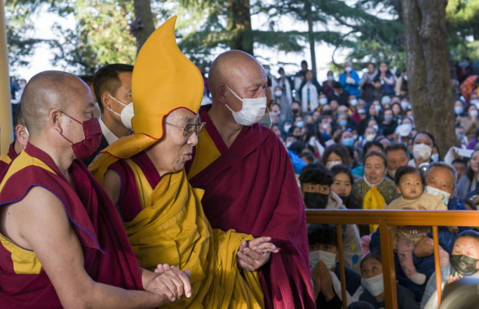 Dalai Lama apologises after video shows him kissing boy